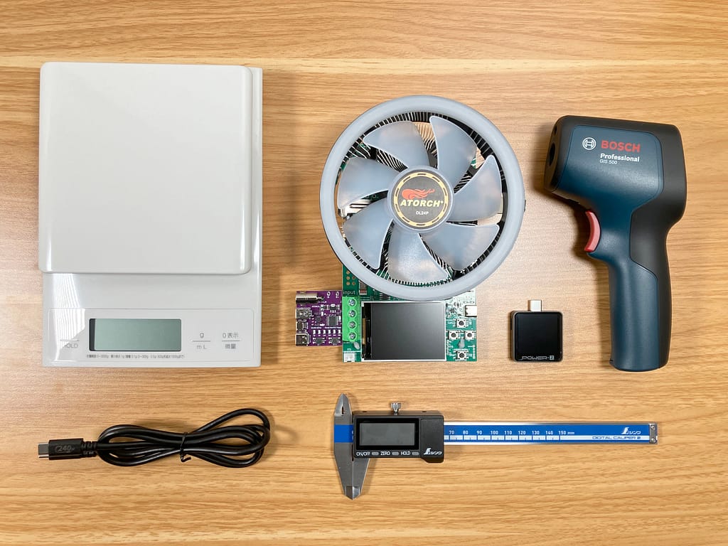 充電器レビューで使用している検証機材の一覧写真。