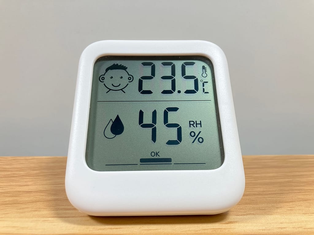 充電器レビューの発熱検証環境における室温と湿度を確認した温湿度計