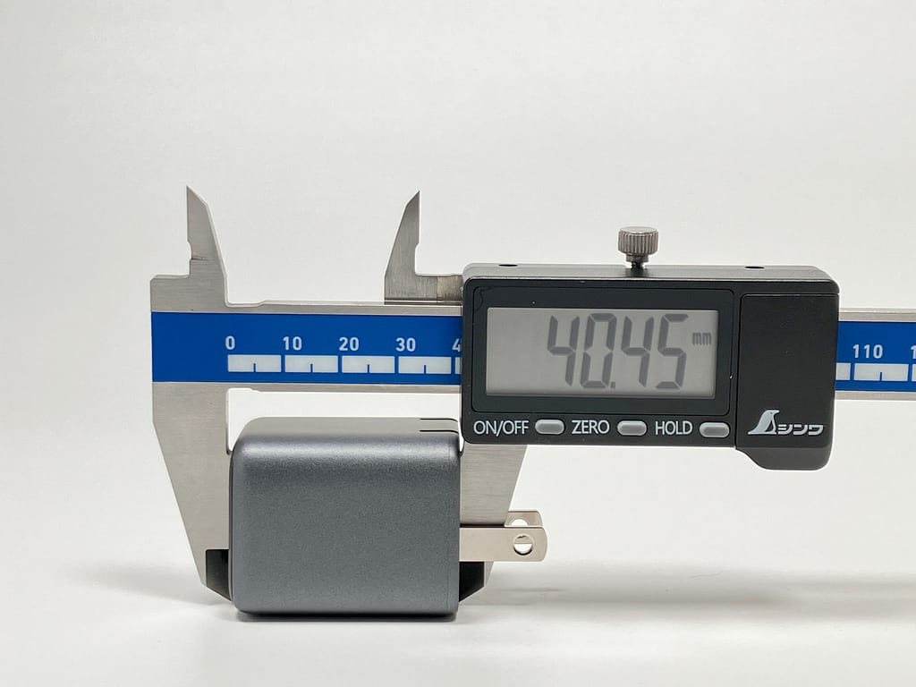 UGREEN Nexode Mini 30W GaN の奥行きをノギスで測定している様子