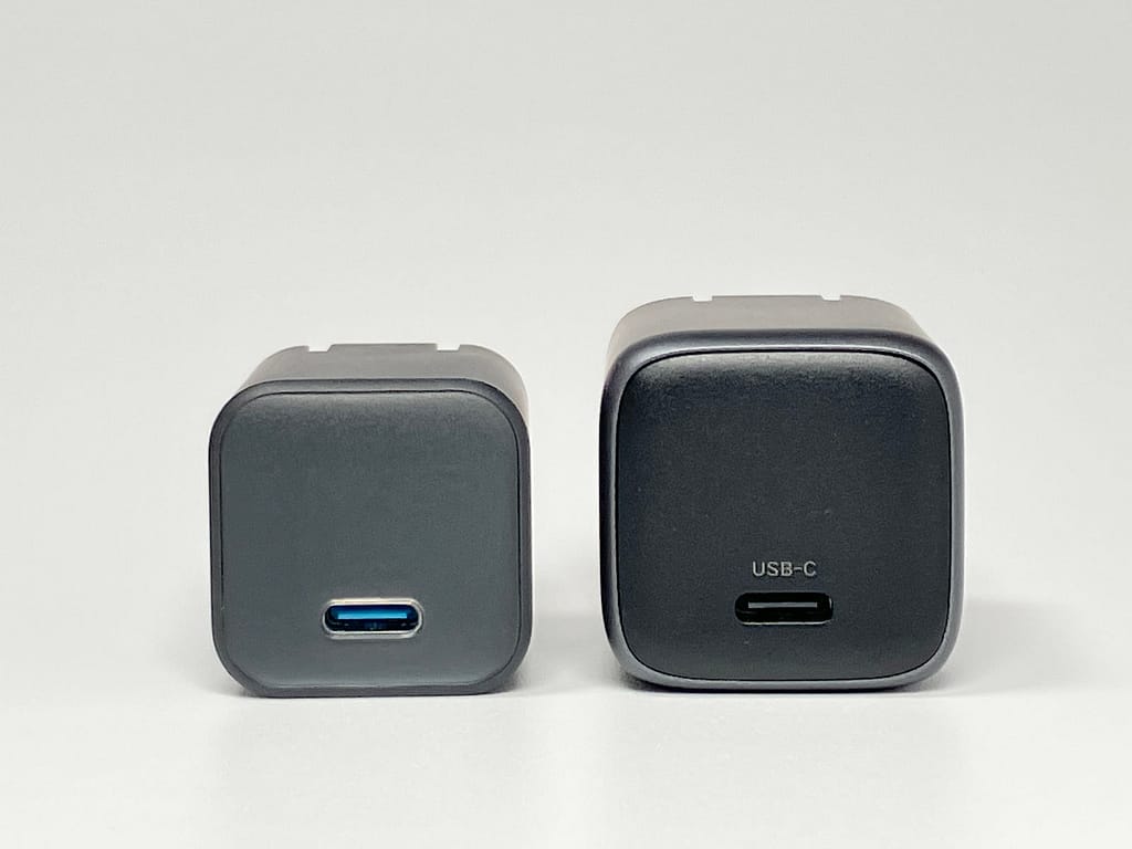 UGREEN Nexode Mini 30W GaN と Anker 511 Charger (Nano 3, 30W) の正面比較