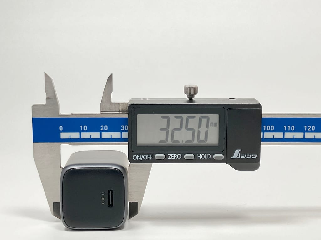 UGREEN Nexode Mini 30W GaN の高さをノギスで測定している様子