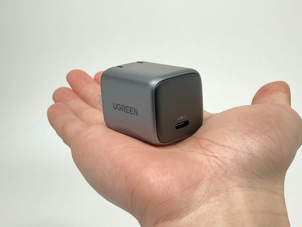 UGREEN Nexode Mini 30W GaN を手に持ったサイズ感