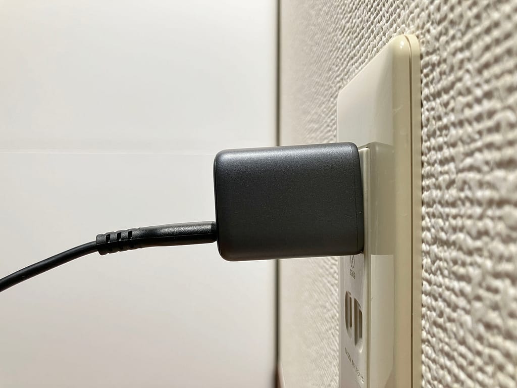 UGREEN Nexode Mini 30W GaN をコンセントに挿した状態