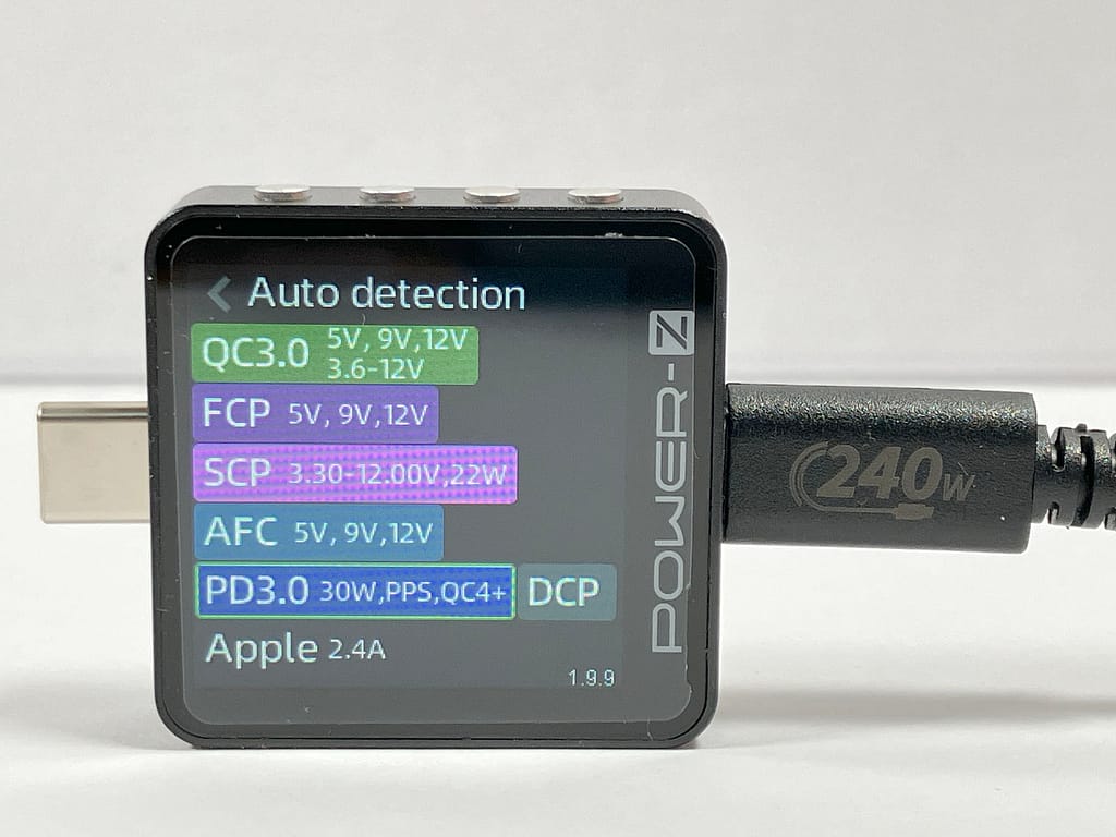 UGREEN Nexode Mini 30W GaN の対応プロトコルをUSBテスターで確認している様子