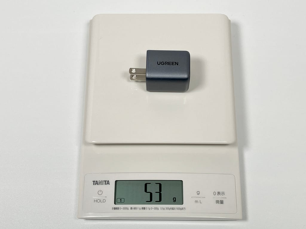 UGREEN Nexode Mini 30W GaN の重量を測定している様子