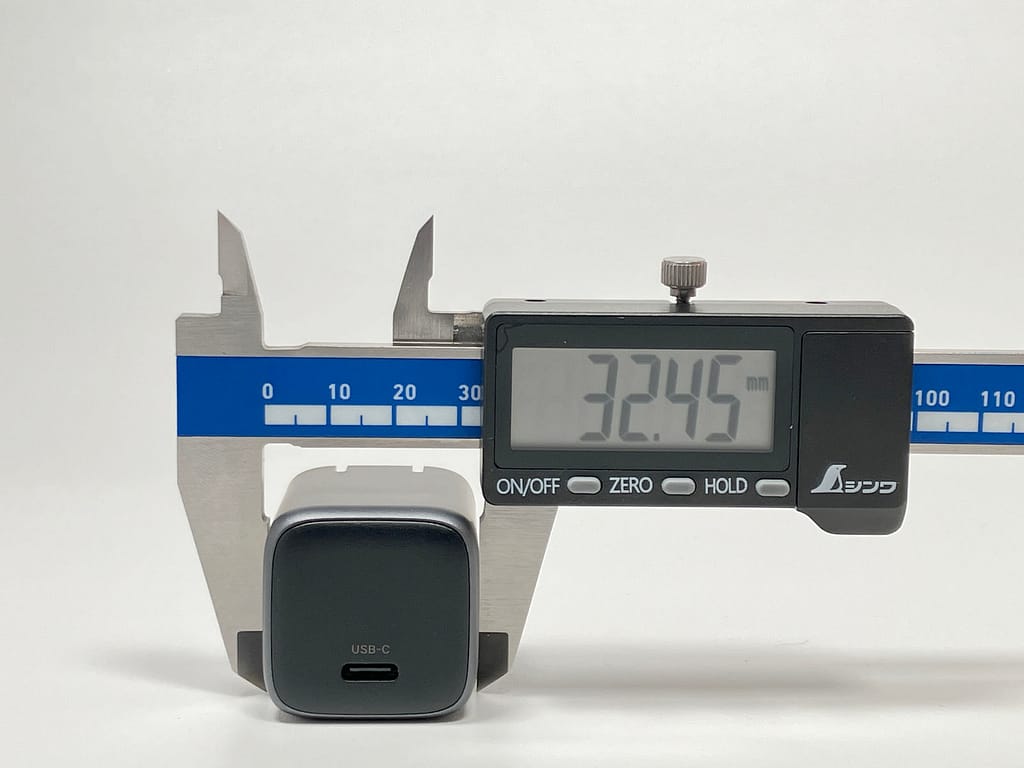 UGREEN Nexode Mini 30W GaN の幅をノギスで測定している様子