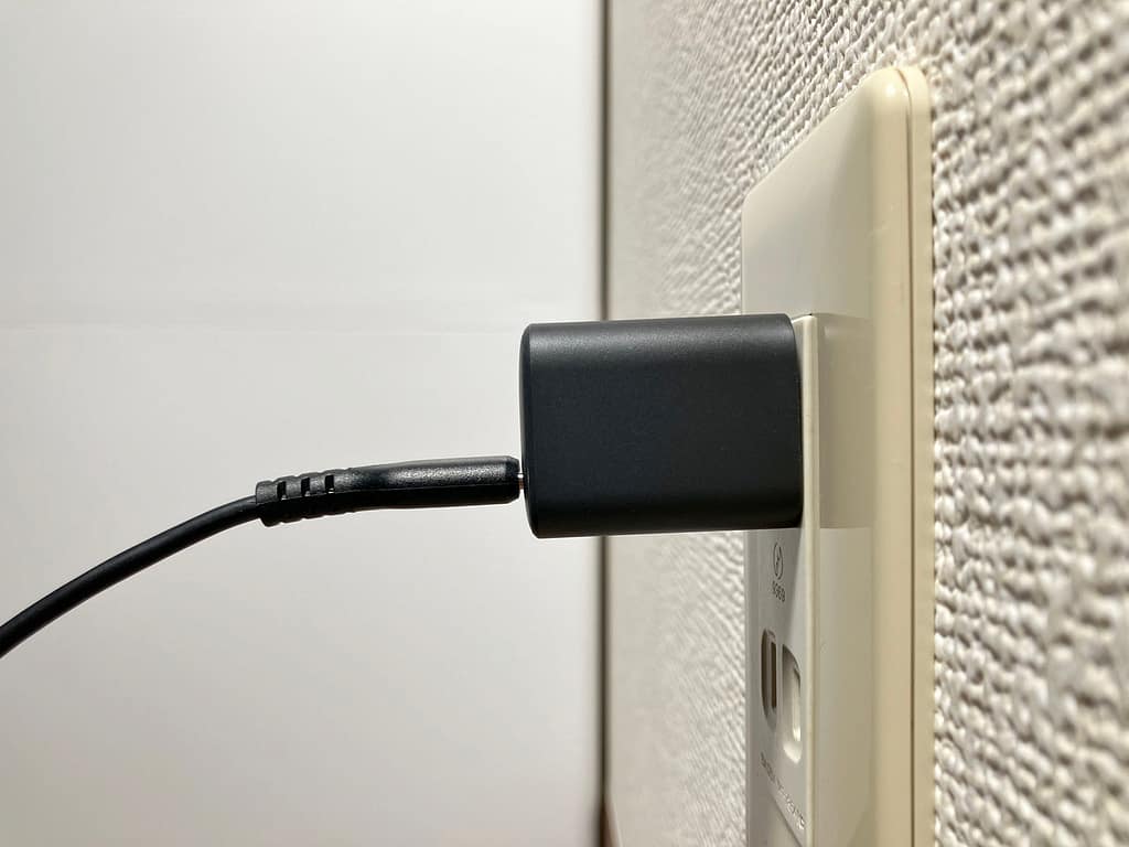 Anker 511 Charger (Nano 3, 30W) をコンセントに挿した状態