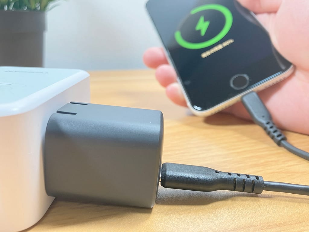 Anker 511 Charger (Nano 3, 30W) で充電している様子