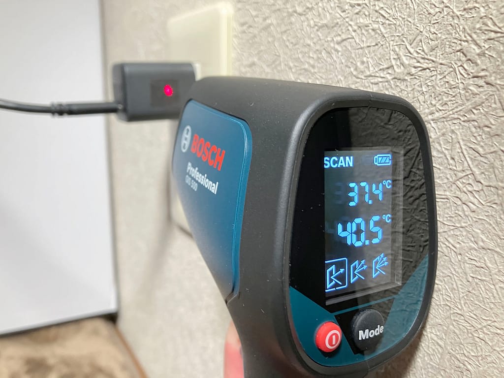 Anker 511 Charger (Nano 3, 30W) の表面温度を測定している様子
