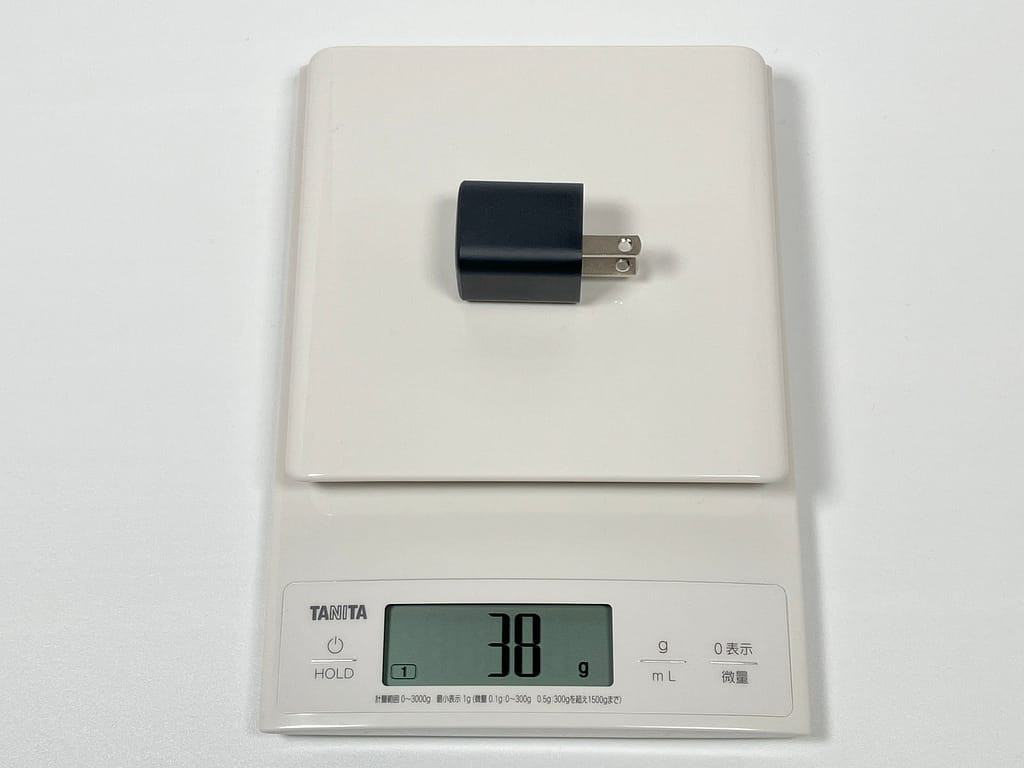 Anker 511 Charger (Nano 3, 30W) の重量を測定している様子