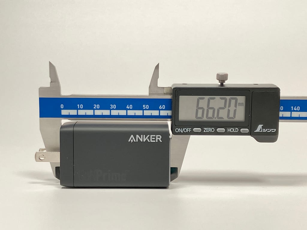 Anker 735 Charger (GaNPrime 65W) の奥行きをノギスで測定している様子
