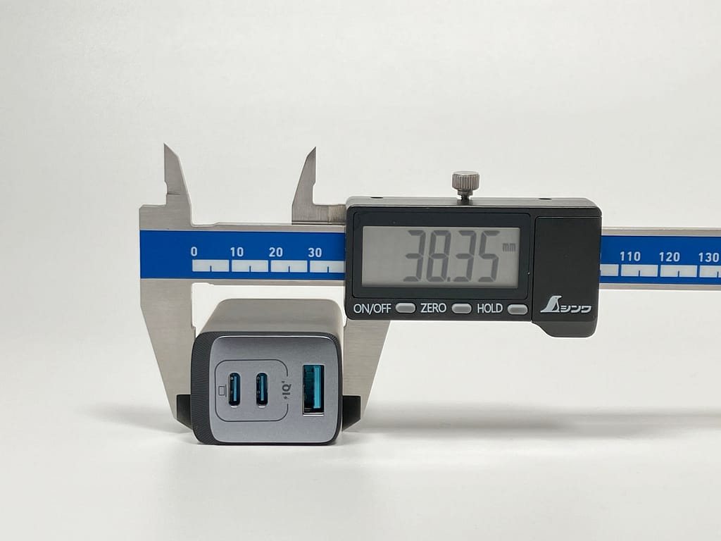 Anker 735 Charger (GaNPrime 65W) の高さをノギスで測定している様子