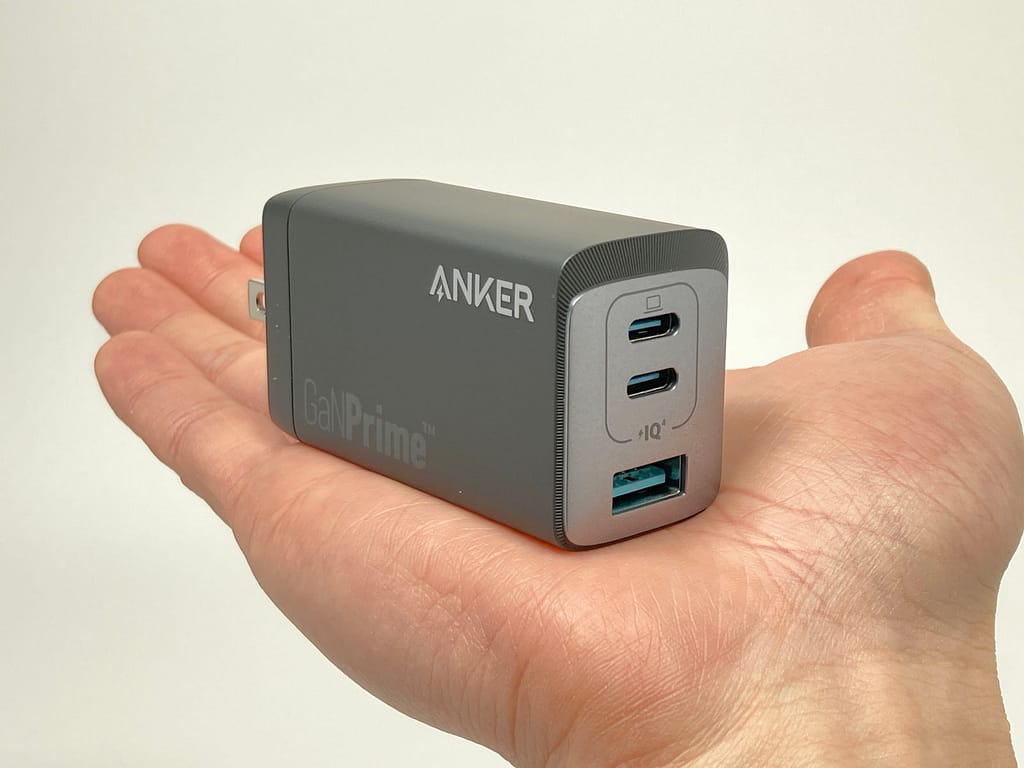 Anker 735 Charger (GaNPrime 65W) を手に持ったサイズ感