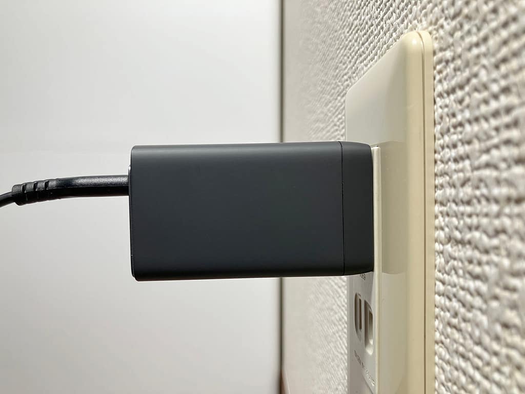 Anker 735 Charger (GaNPrime 65W) をコンセントに挿した状態