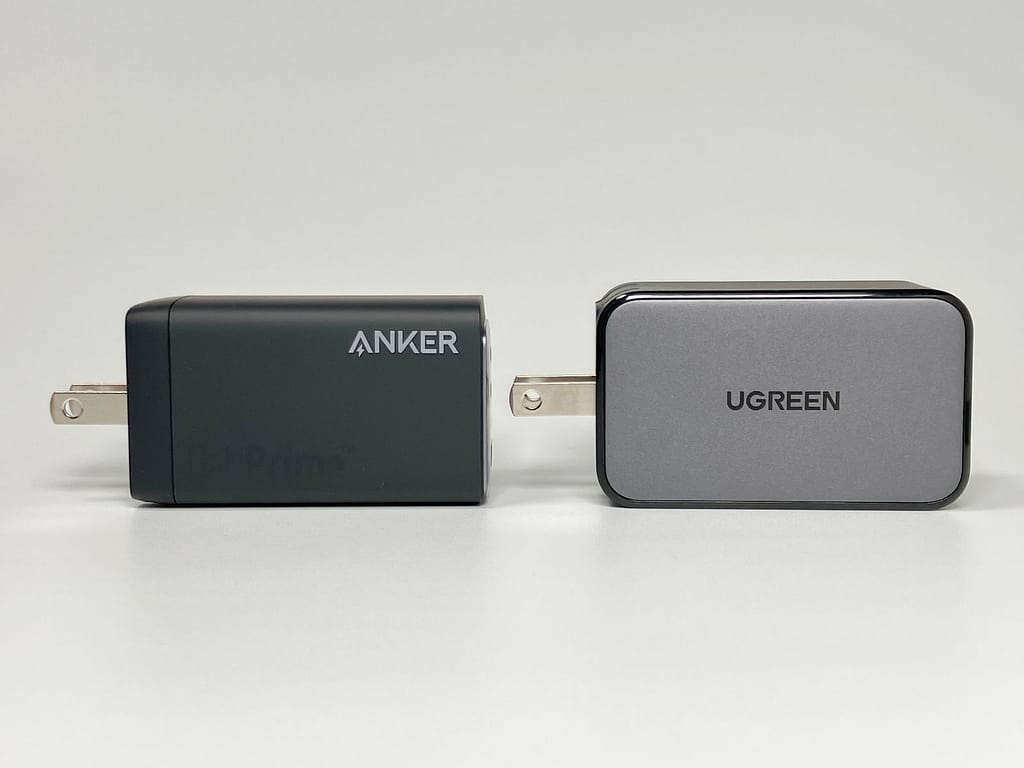 Anker 735 Charger (GaNPrime 65W) と UGREEN Nexode PD 65W GaN の側面比較