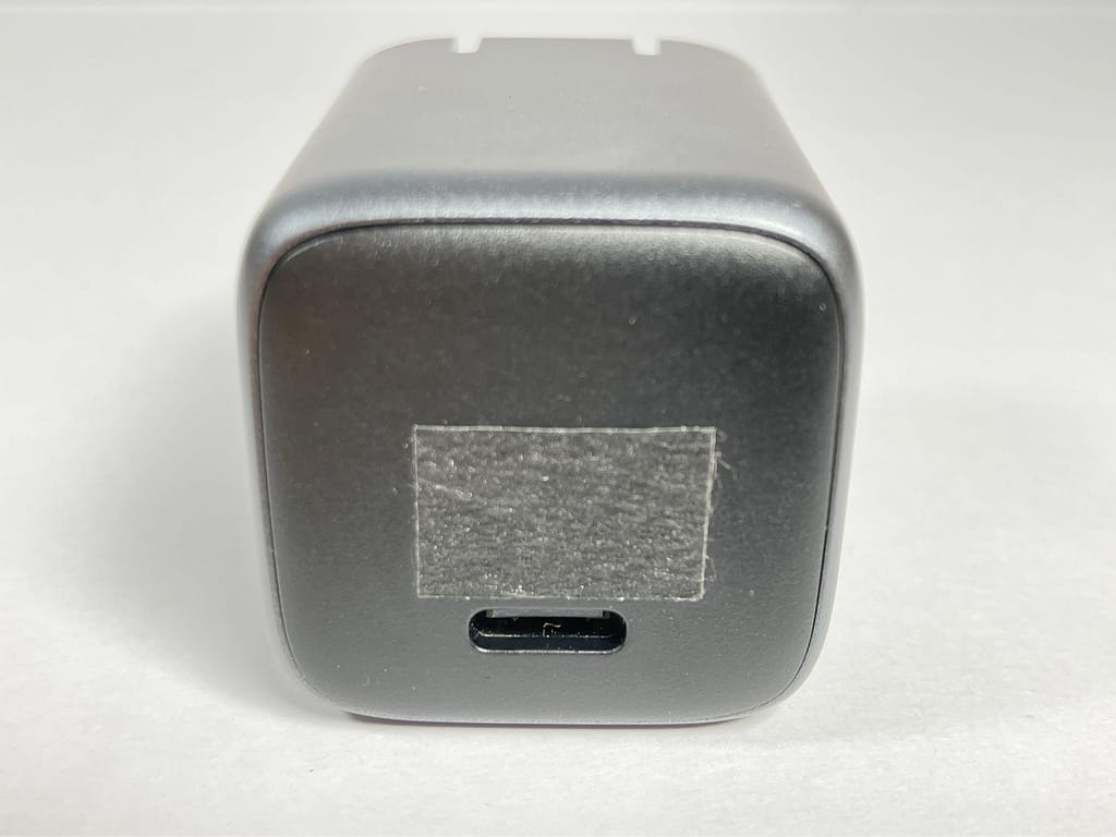 UGREEN Nexode Mini 30W GaN の温度測定ポイントに、つや消しの黒いマスキングテープを貼った状態。