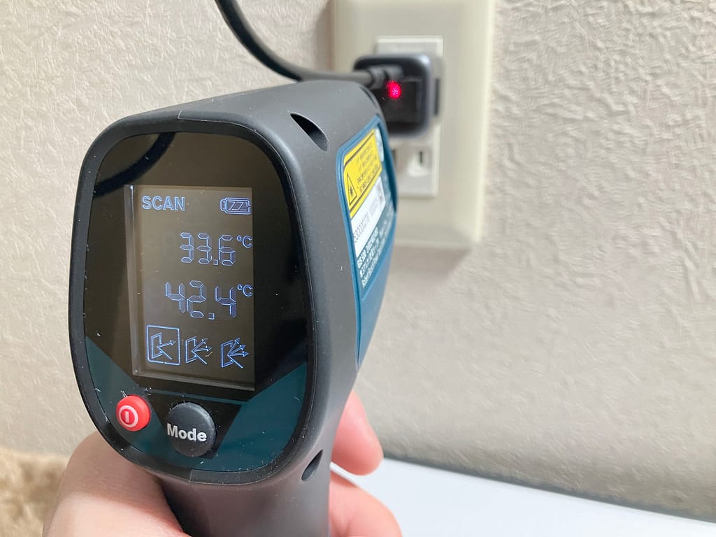 UGREEN Nexode Mini 30W GaN の表面温度を測定している様子