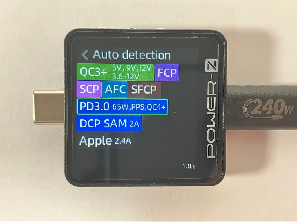 Anker 735 Charger (GaNPrime 65W) の対応プロトコルをUSBテスターで確認している様子