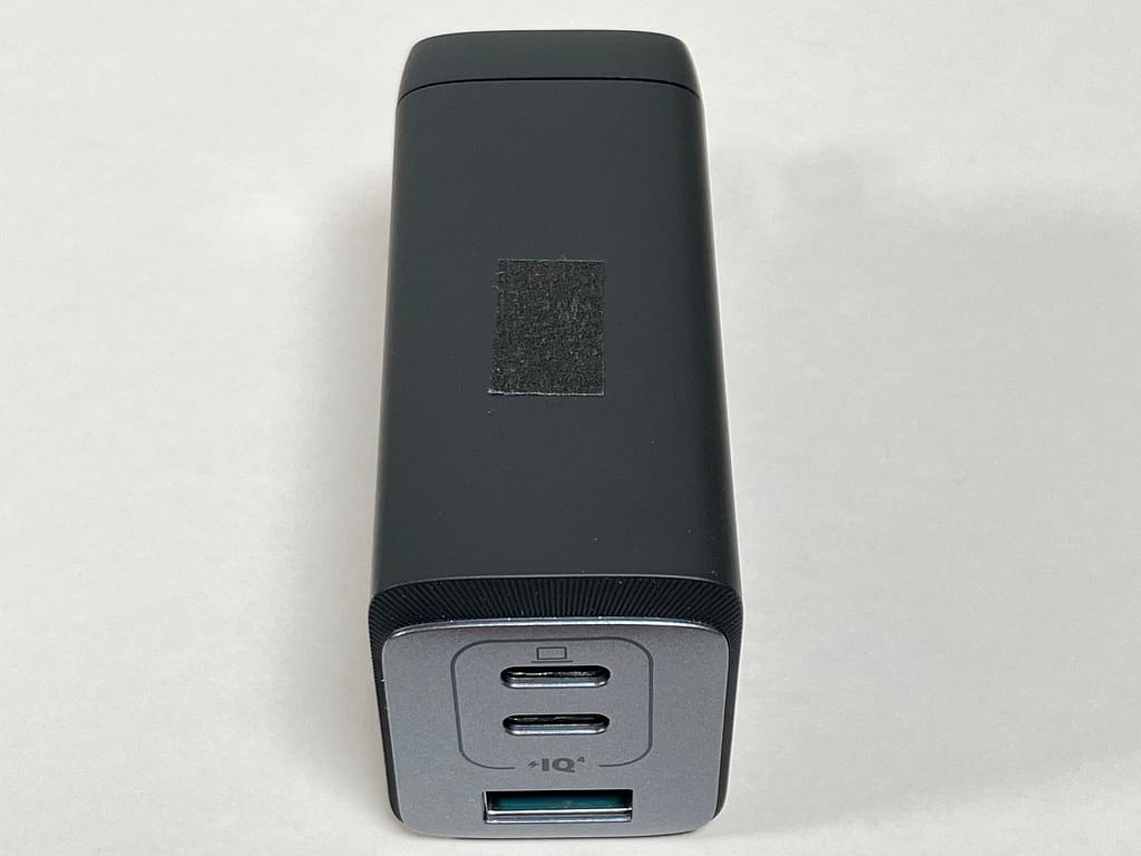 Anker 735 Charger (GaNPrime 65W) の温度測定ポイントに、つや消しの黒いマスキングテープを貼った状態。