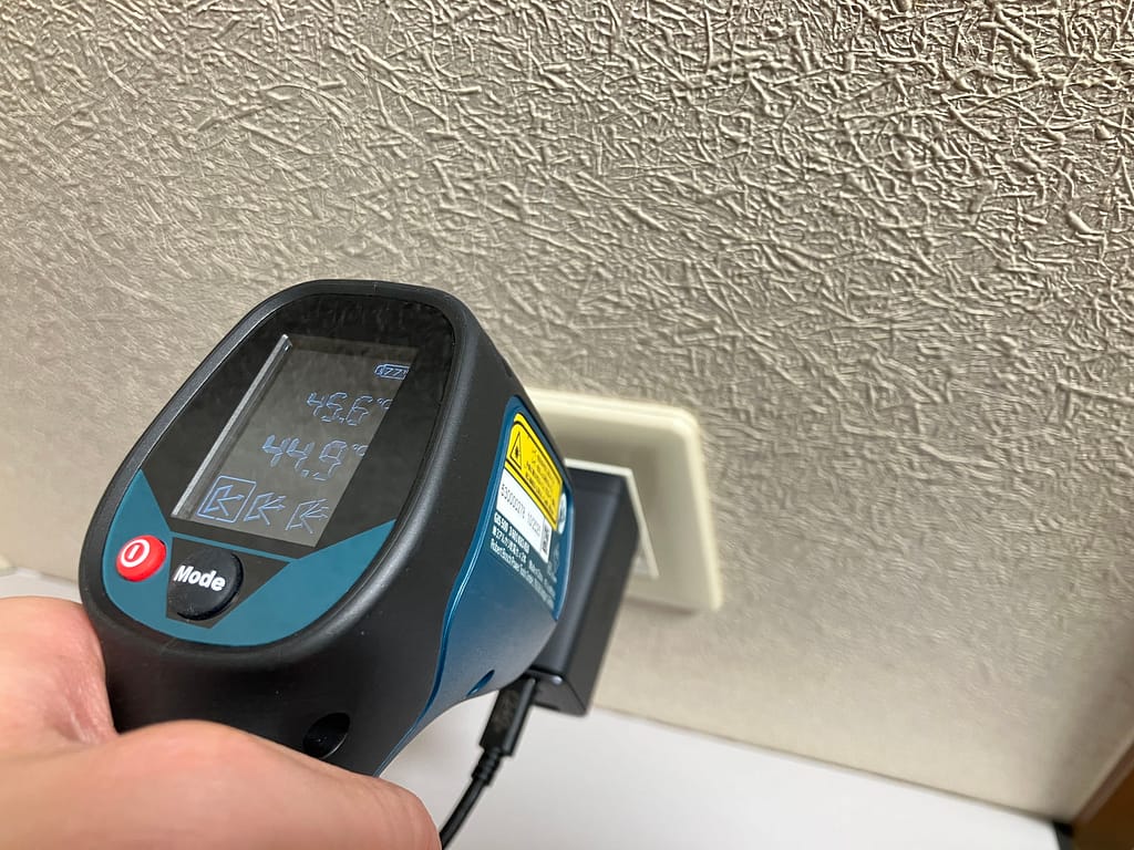 Anker 735 Charger (GaNPrime 65W) の表面温度を測定している様子