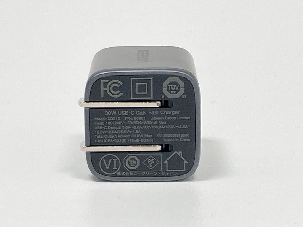 UGREEN Nexode Mini 30W GaN の背面に記載された出力仕様ラベル