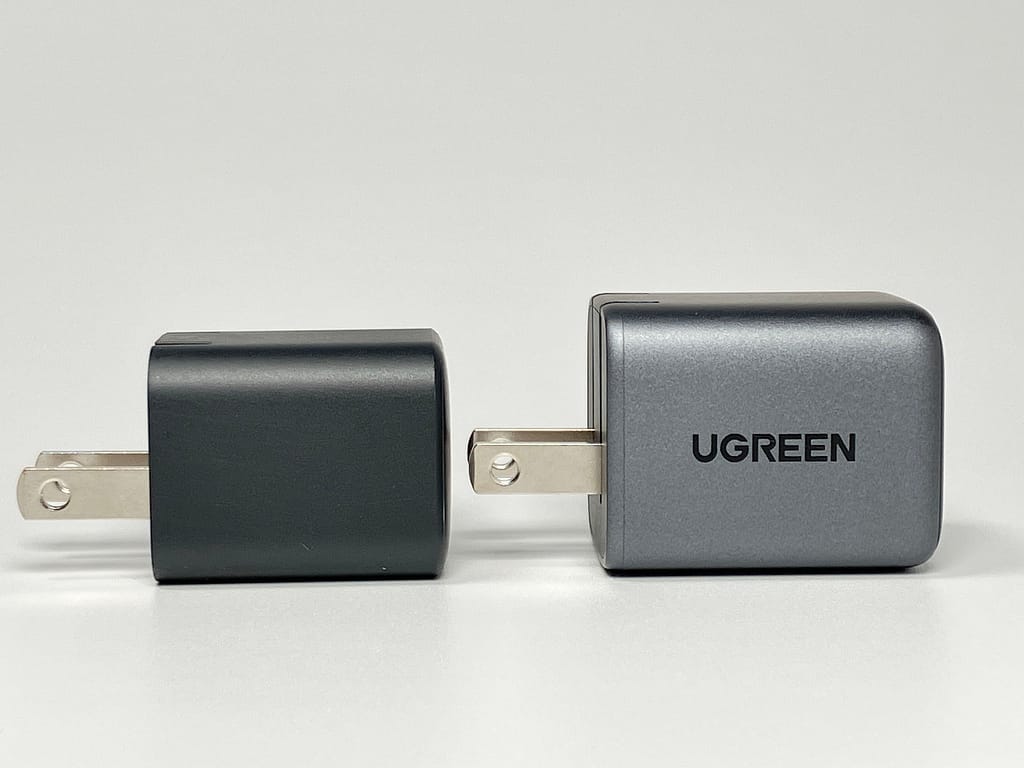 Anker 511 Charger (Nano 3, 30W) と UGREEN Nexode Mini 30W GaN の側面比較