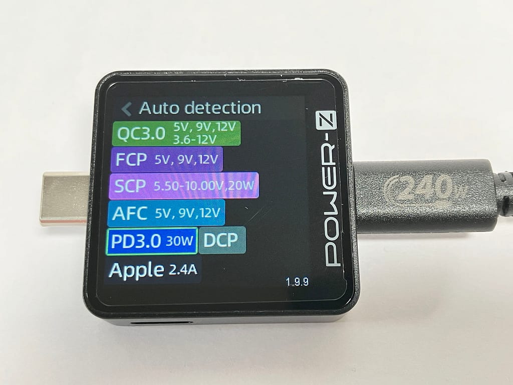 Anker 511 Charger (Nano 3, 30W) の対応プロトコルをUSBテスターで確認している様子