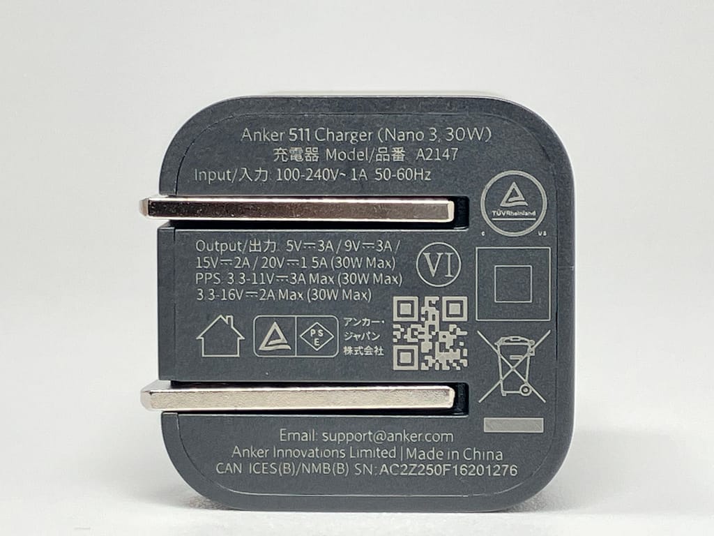 Anker 511 Charger (Nano 3, 30W) の刻印と仕様ラベル