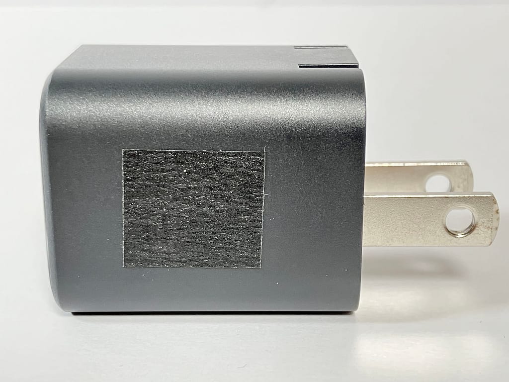 Anker 511 Charger (Nano 3, 30W) の温度測定ポイントに、つや消しの黒いマスキングテープを貼った状態。
