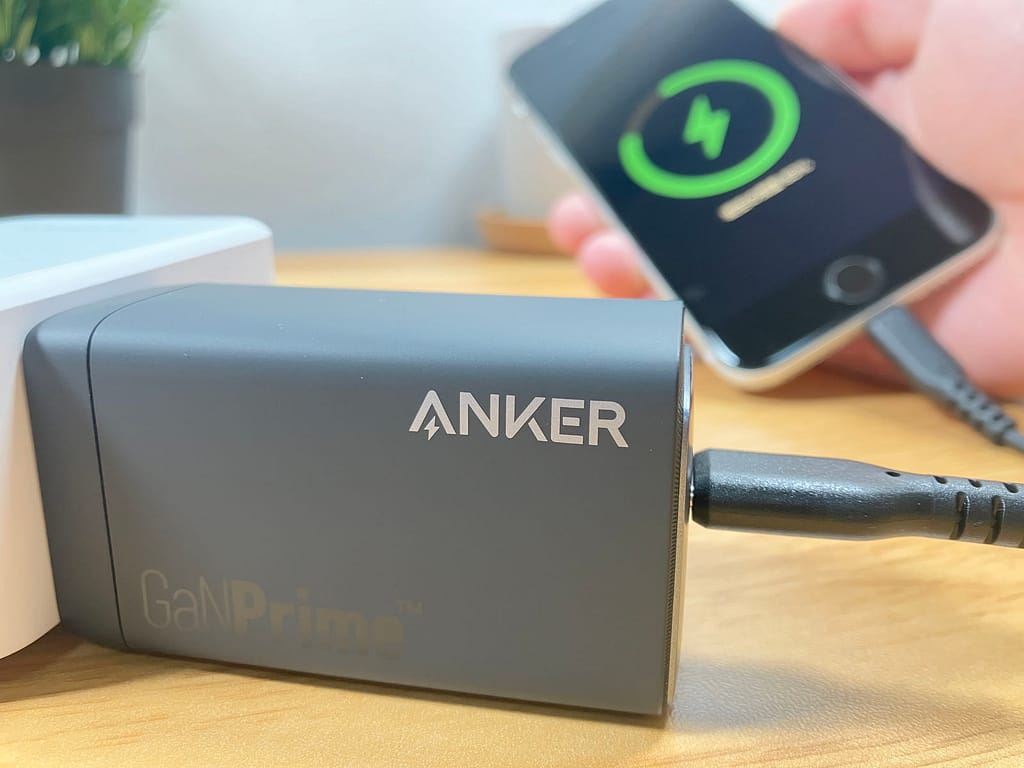 Anker 735 Charger (GaNPrime 65W) で充電している様子