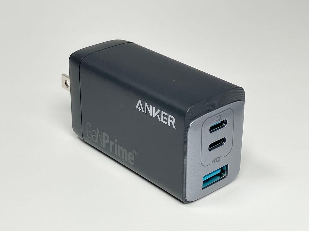白背景で撮影した Anker 735 Charger (GaNPrime 65W) の製品単体写真。