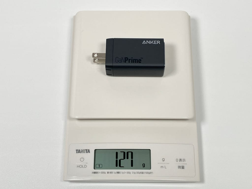 Anker 735 Charger (GaNPrime 65W) の重量を測定している様子