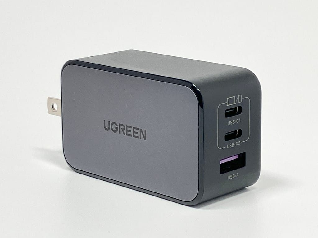 白背景で撮影した UGREEN Nexode PD 65W GaN の製品単体写真。