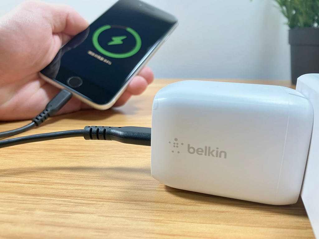 Belkin BoostCharge Pro PPS 65W Dual USB-C GaN で充電している様子