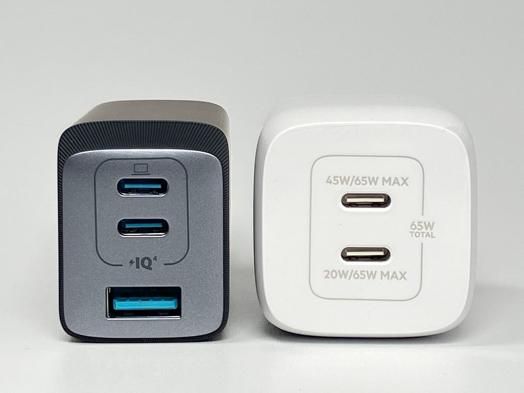 右がBelkin BoostCharge Pro PPS 65W Dual USB-C GaN、左がAnker 735 Charger (GaNPrime 65W)。正面から見たサイズ感の違いを確認できる。