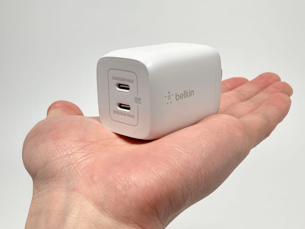 Belkin BoostCharge Pro PPS 65W Dual USB-C GaN を手に持ったサイズ感