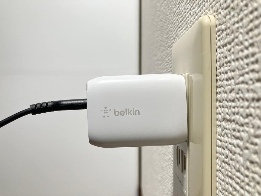 Belkin BoostCharge Pro PPS 65W Dual USB-C GaN をコンセントに挿した状態