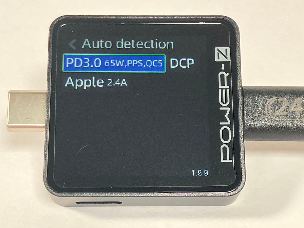 Belkin BoostCharge Pro PPS 65W Dual USB-C GaN の対応プロトコルをUSBテスターで確認している様子