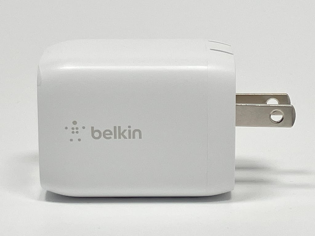 Belkin BoostCharge Pro PPS 65W Dual USB-C GaN の側面写真