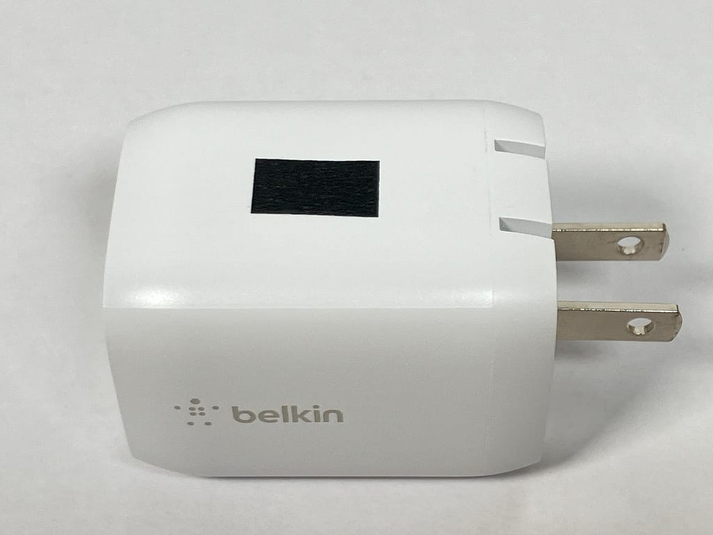 Belkin BoostCharge Pro PPS 65W Dual USB-C GaN の温度測定ポイントに、つや消しの黒いマスキングテープを貼った状態。