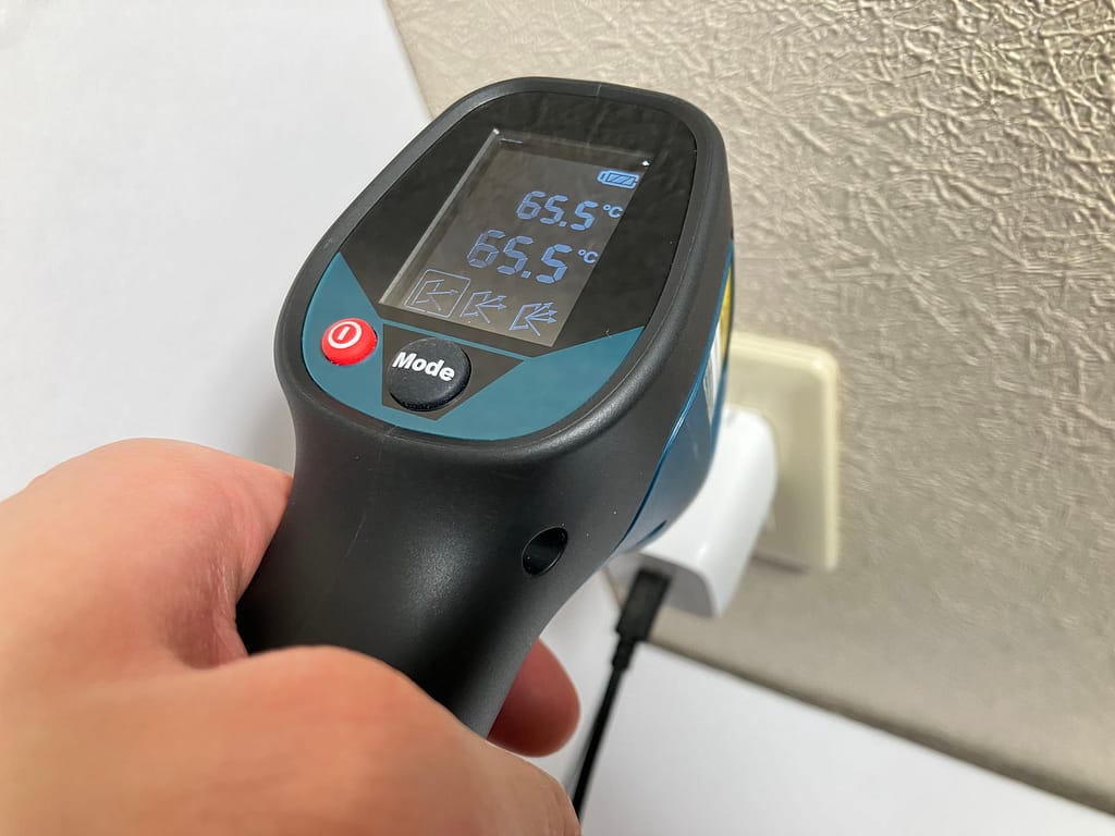 Belkin BoostCharge Pro PPS 65W Dual USB-C GaN の表面温度を測定している様子