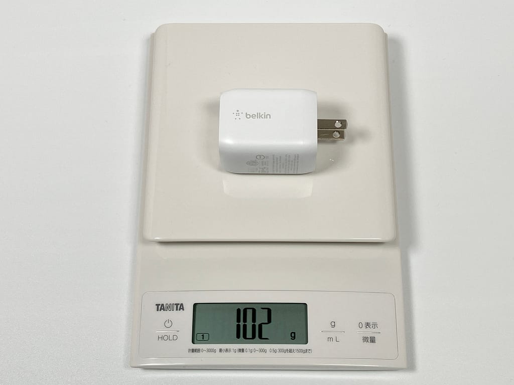 Belkin BoostCharge Pro PPS 65W Dual USB-C GaN の重量を測定している様子