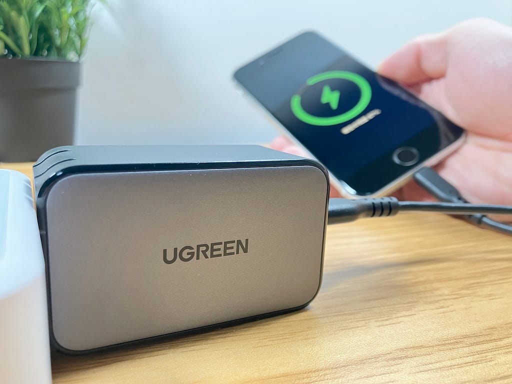 UGREEN Nexode PD 65W GaN で充電している様子