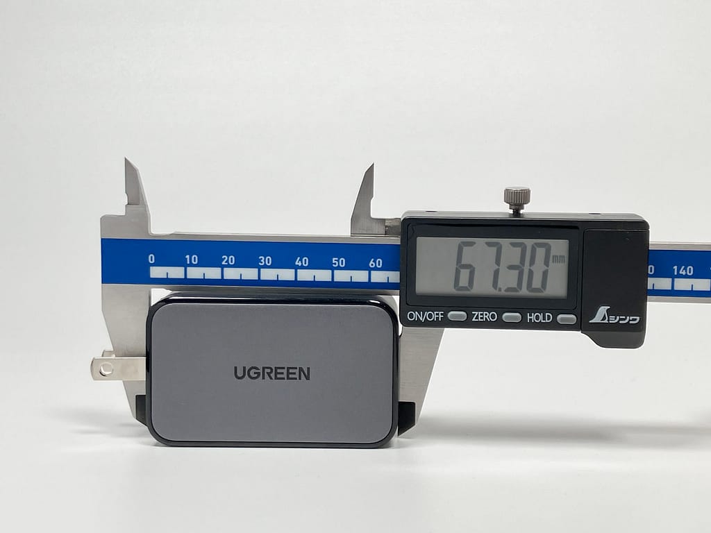 UGREEN Nexode PD 65W GaN の奥行きをノギスで測定している様子