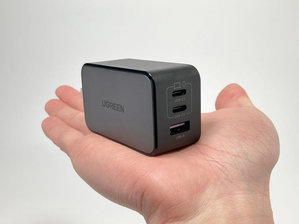 UGREEN Nexode PD 65W GaN を手に持ったサイズ感