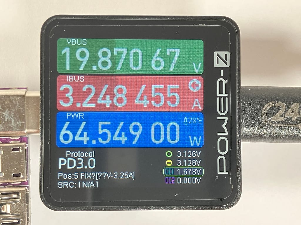 UGREEN Nexode PD 65W GaN の最高安定点を負荷装置とUSBテスターで確認している様子