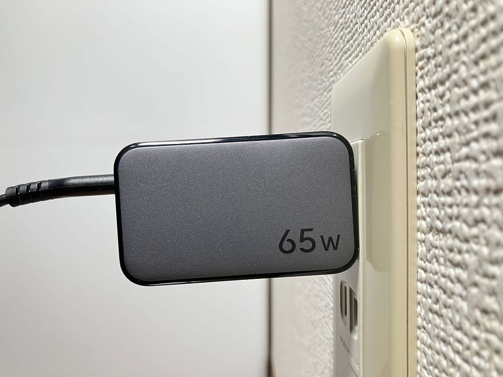 UGREEN Nexode PD 65W GaN をコンセントに挿した状態