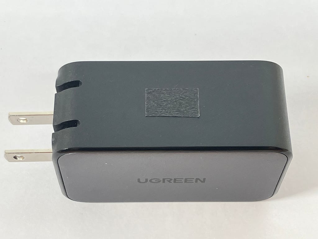 UGREEN Nexode PD 65W GaN の温度測定ポイントに、つや消しの黒いマスキングテープを貼った状態。