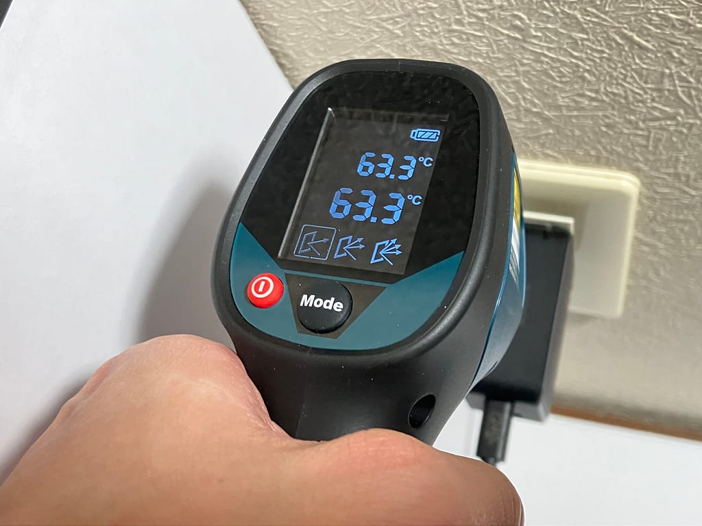 UGREEN Nexode PD 65W GaN の表面温度を測定している様子