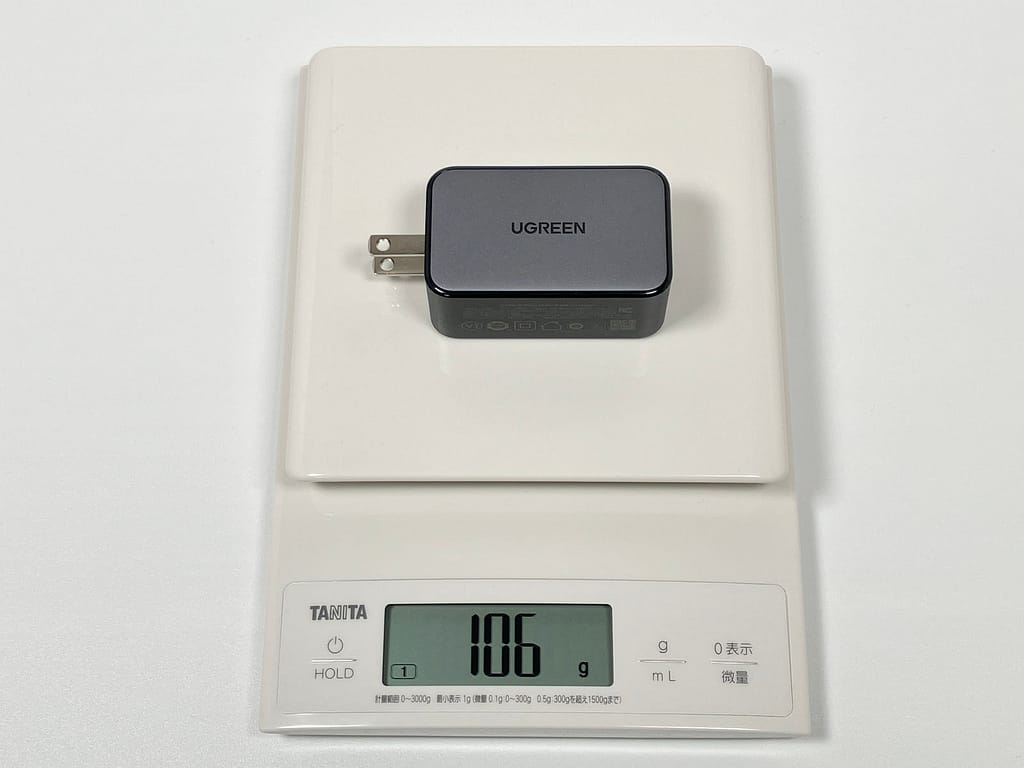 UGREEN Nexode PD 65W GaN の重量を測定している様子